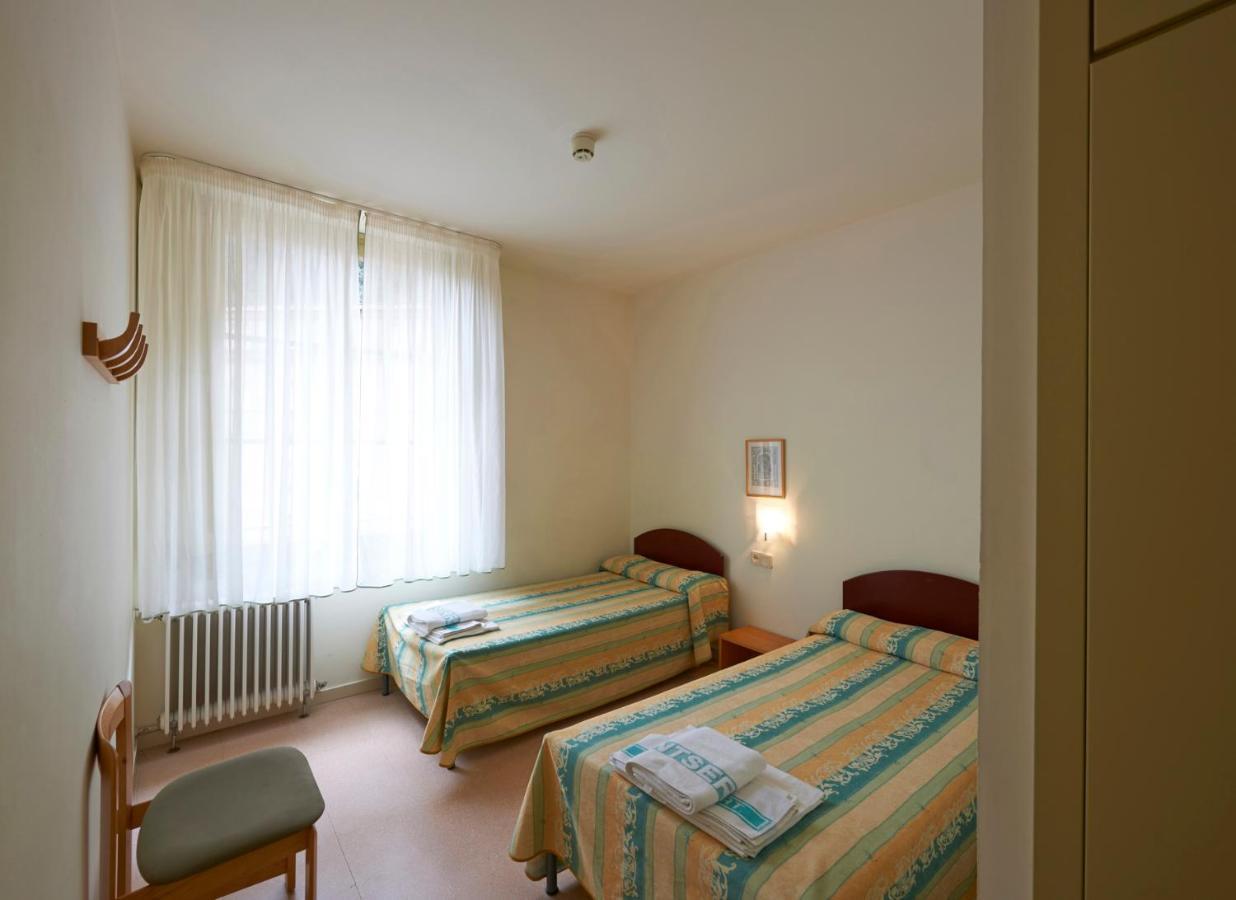 Apartamentos Montserrat Abat Marcet Exterior photo