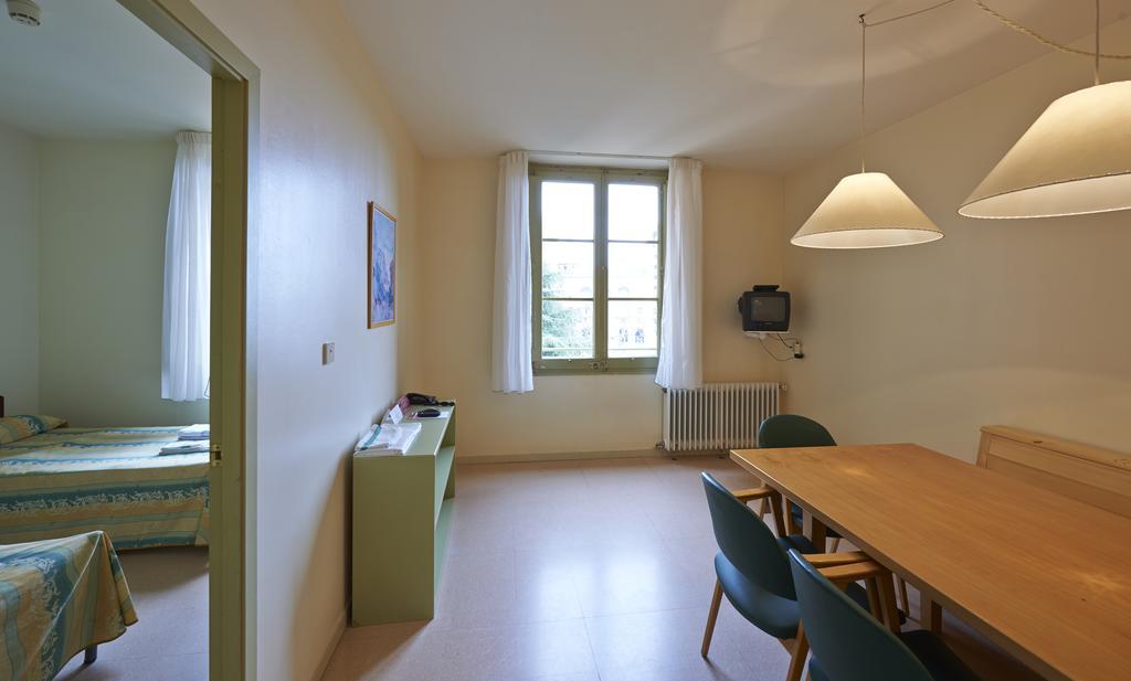 Apartamentos Montserrat Abat Marcet Room photo