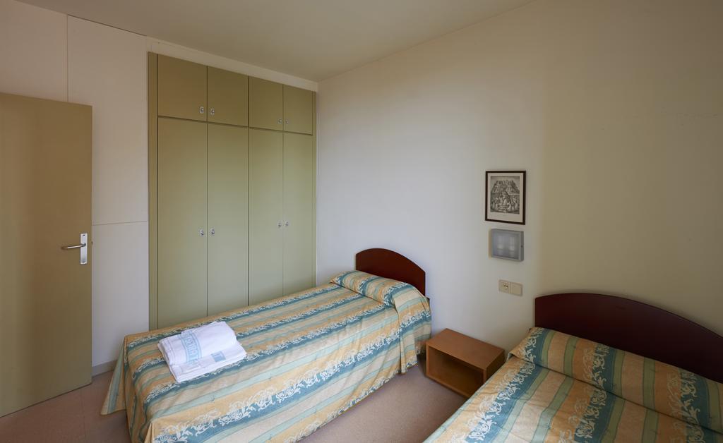 Apartamentos Montserrat Abat Marcet Room photo