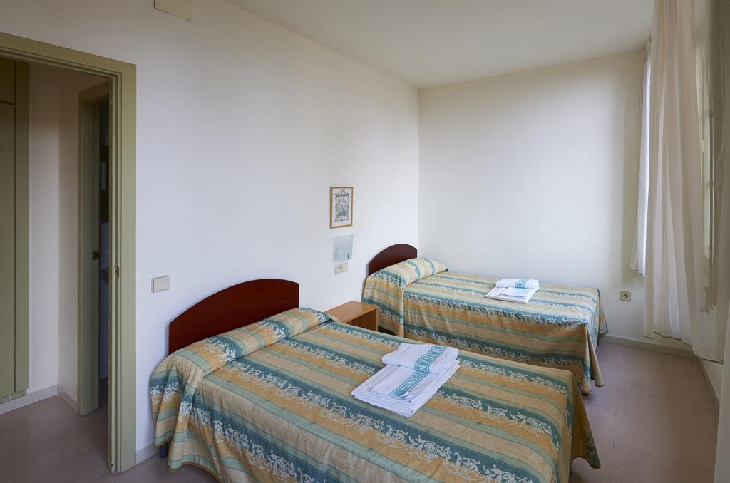 Apartamentos Montserrat Abat Marcet Room photo