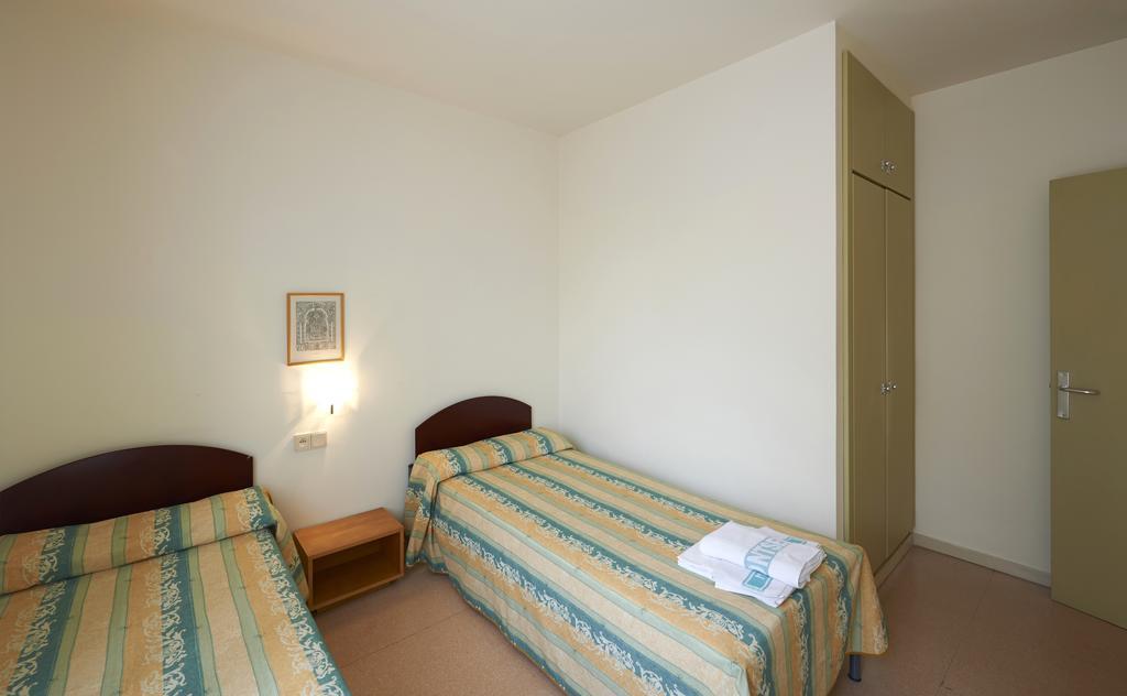Apartamentos Montserrat Abat Marcet Room photo