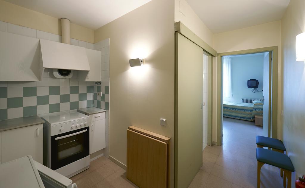 Apartamentos Montserrat Abat Marcet Room photo
