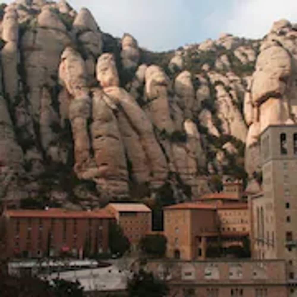 Apartamentos Montserrat Abat Marcet Exterior photo