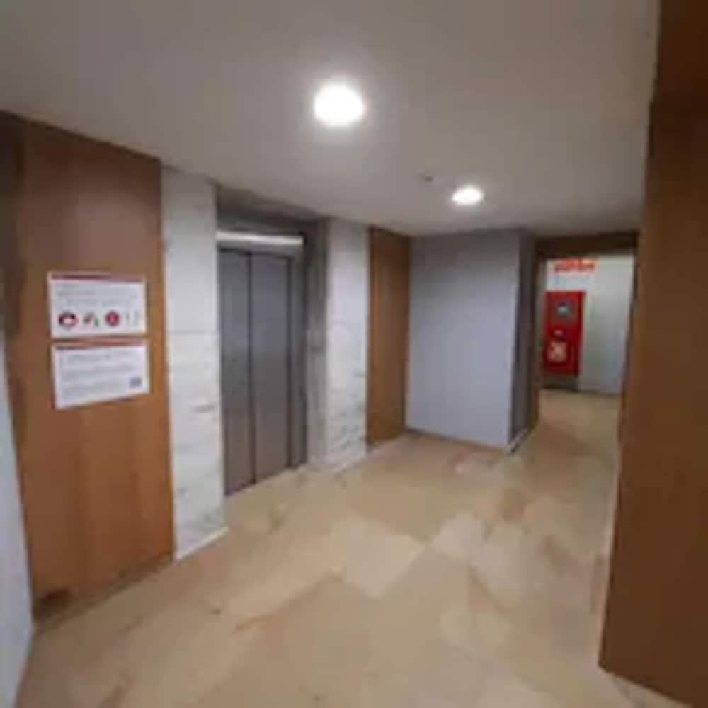 Apartamentos Montserrat Abat Marcet Exterior photo