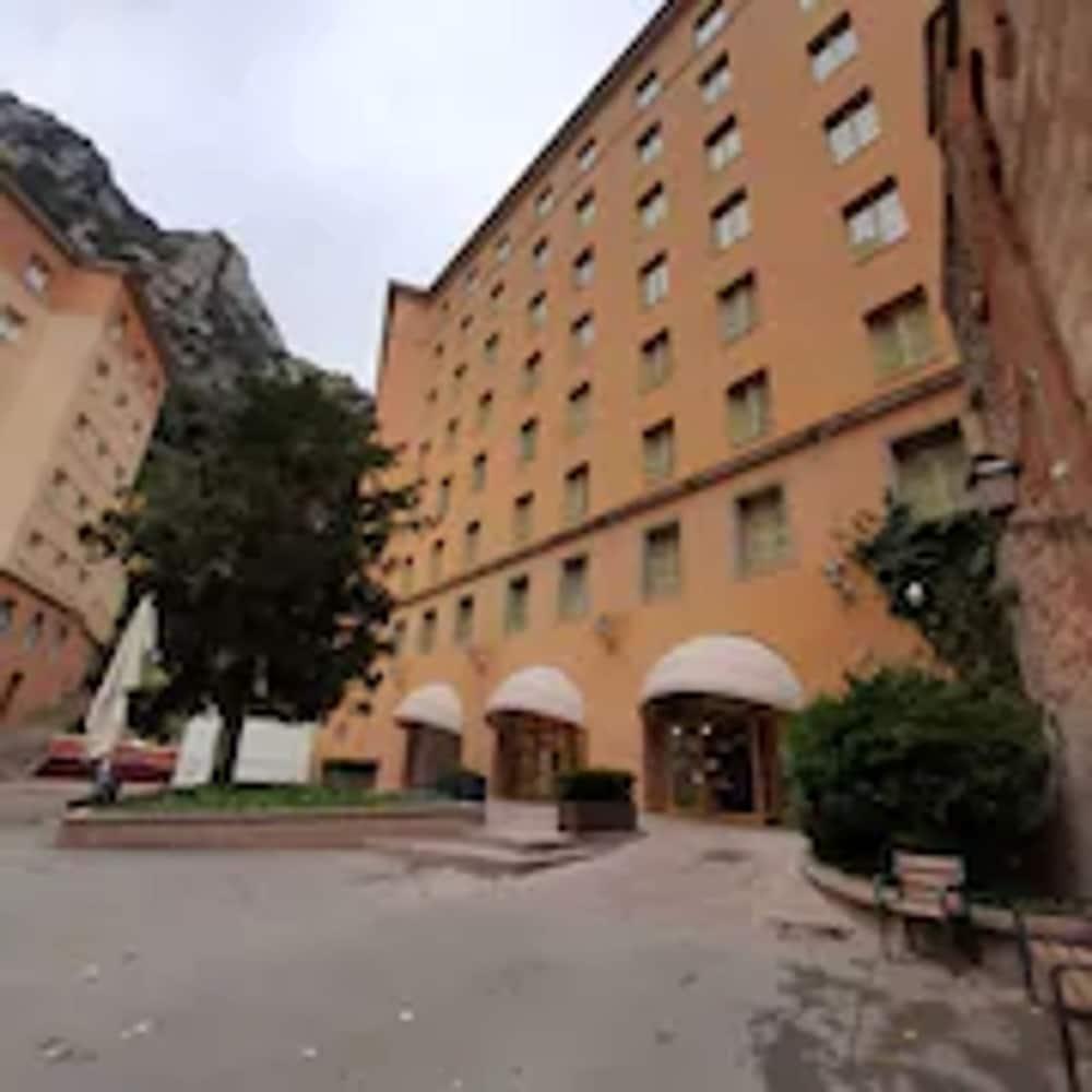 Apartamentos Montserrat Abat Marcet Exterior photo