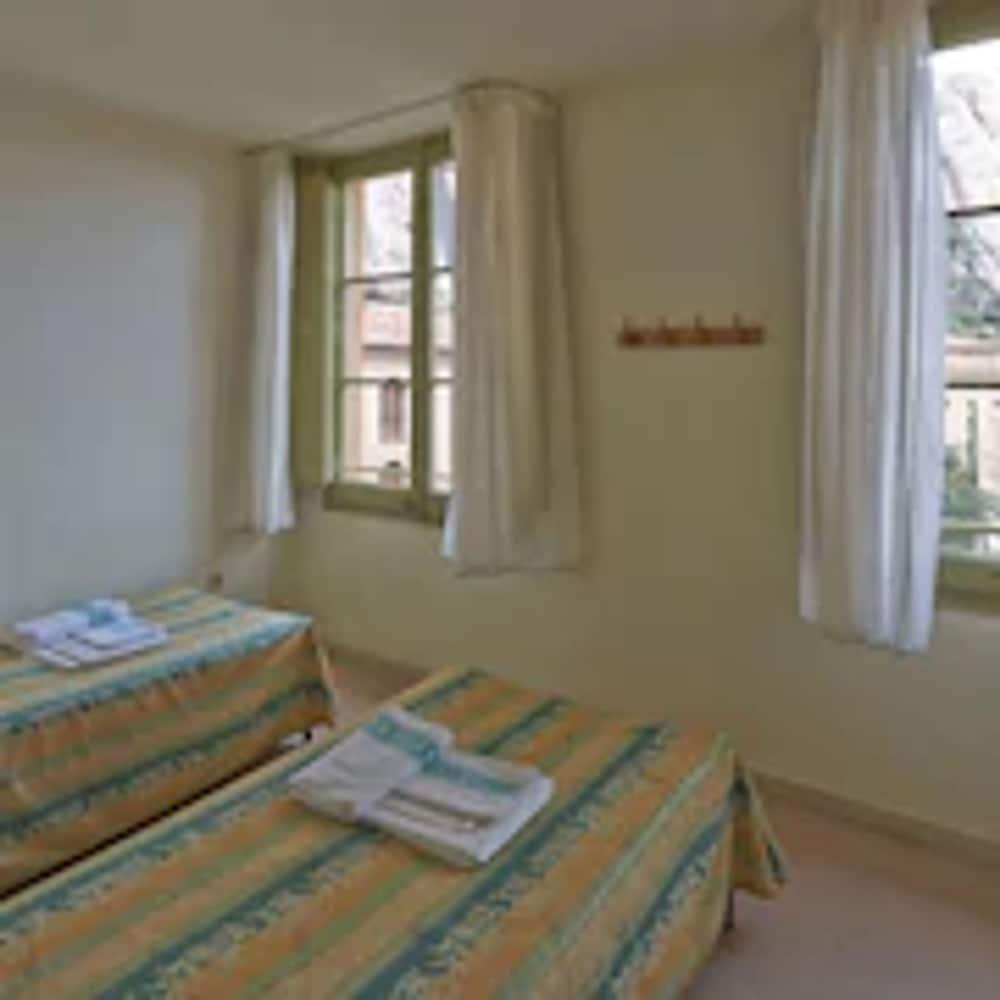 Apartamentos Montserrat Abat Marcet Exterior photo