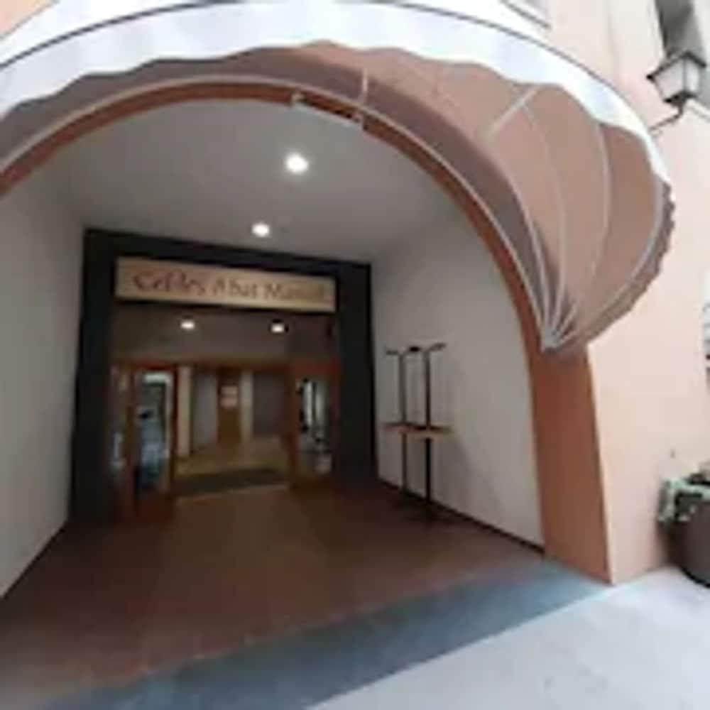Apartamentos Montserrat Abat Marcet Exterior photo
