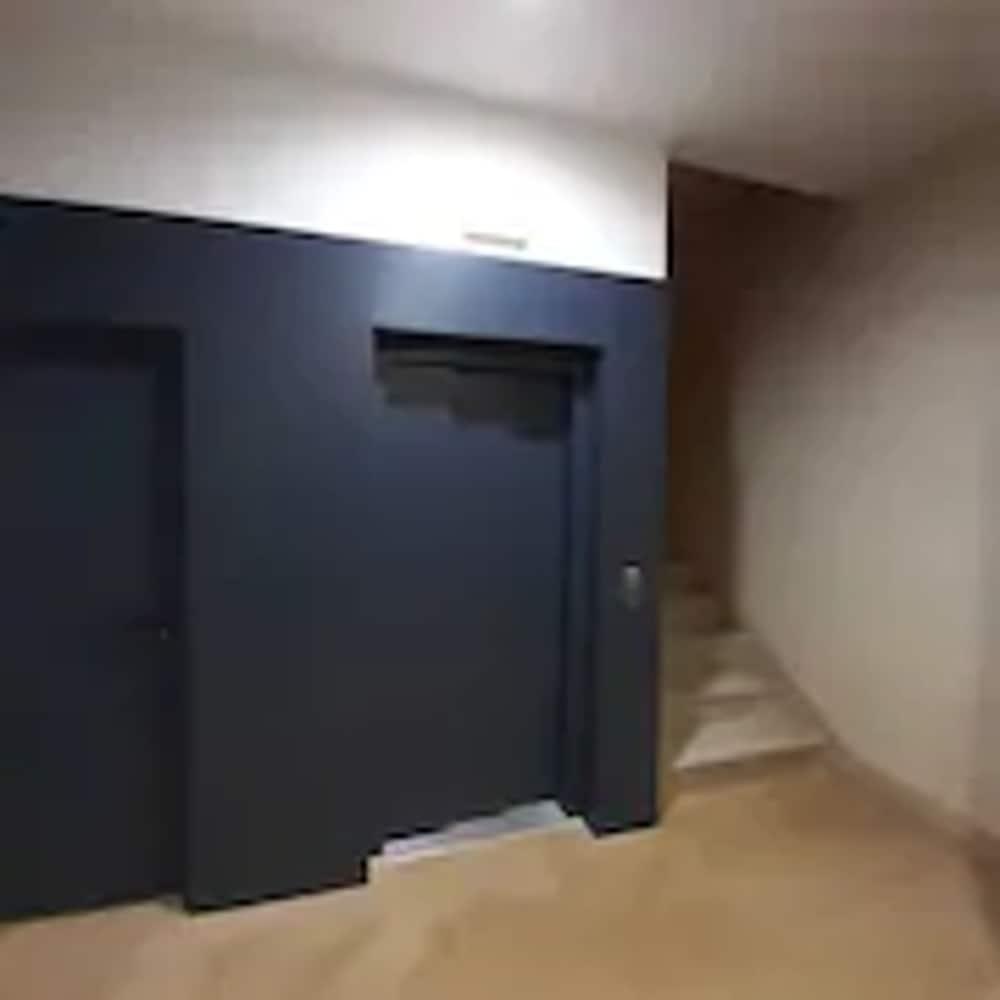 Apartamentos Montserrat Abat Marcet Exterior photo