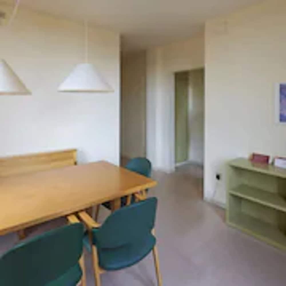 Apartamentos Montserrat Abat Marcet Exterior photo