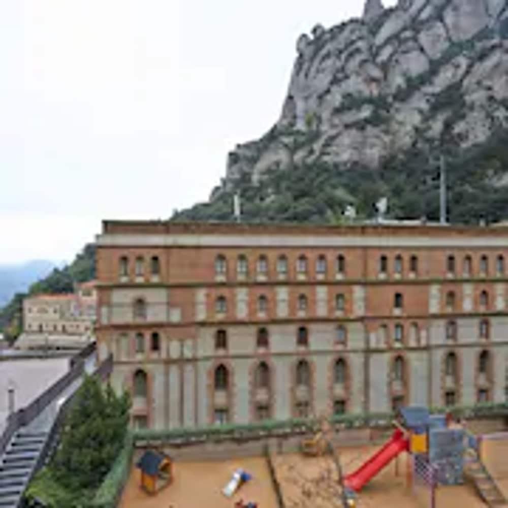 Apartamentos Montserrat Abat Marcet Exterior photo