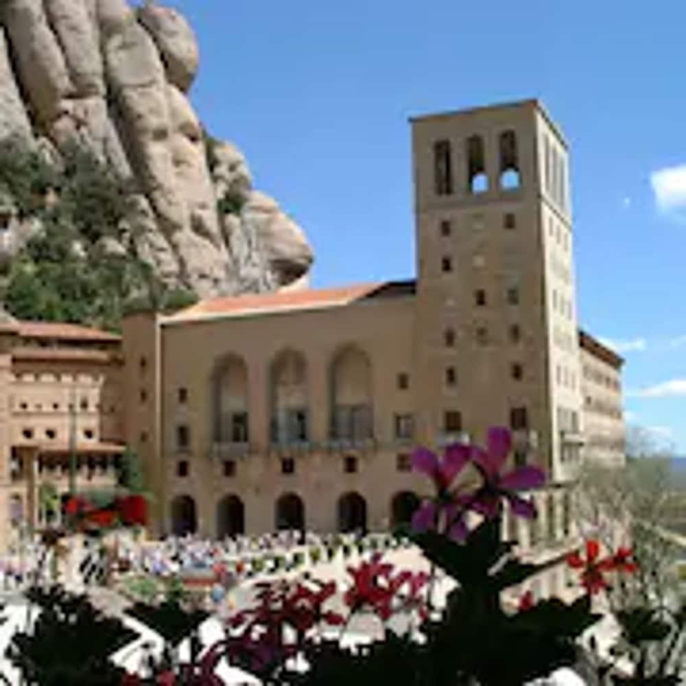 Apartamentos Montserrat Abat Marcet Exterior photo