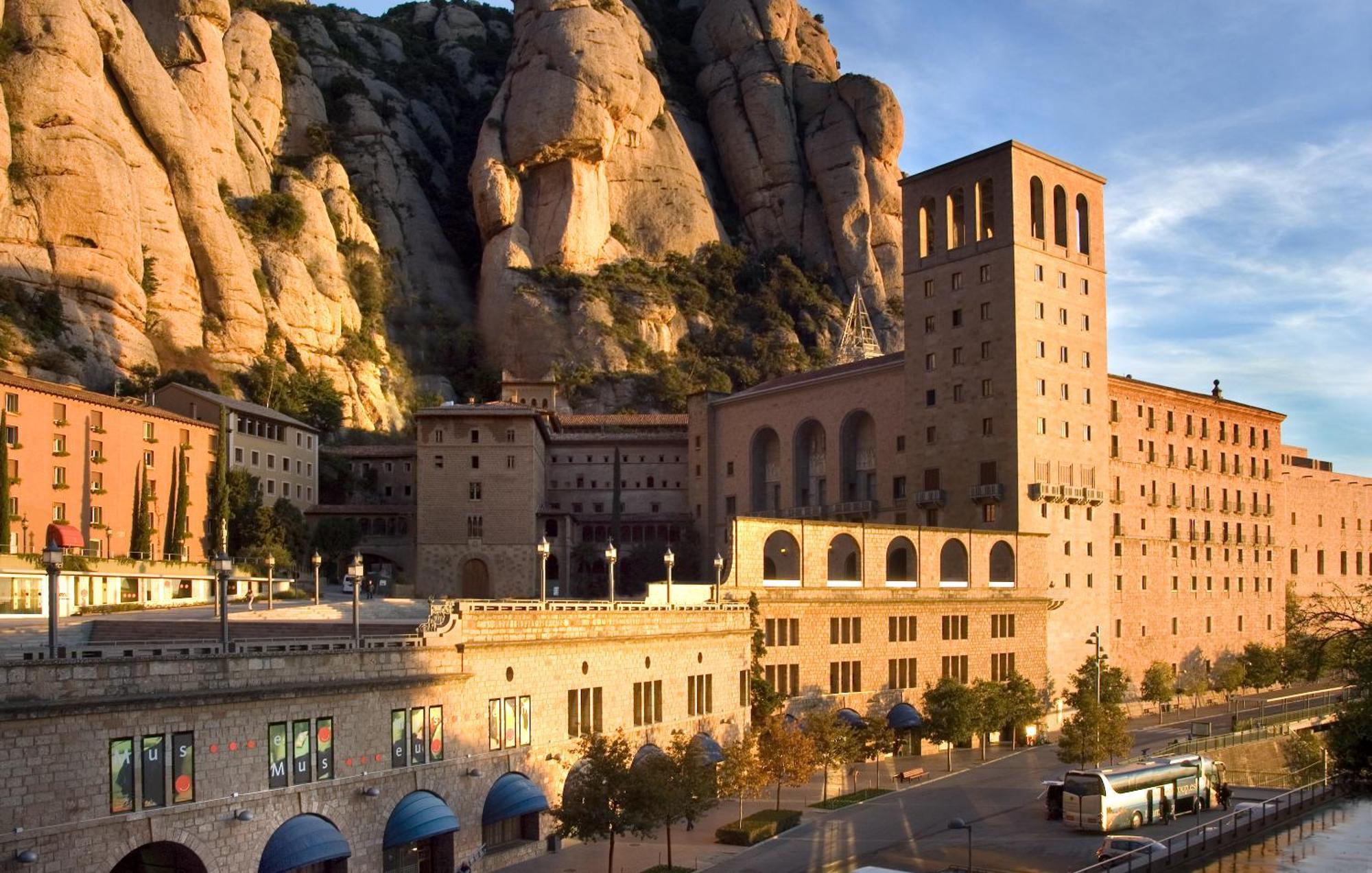 Apartamentos Montserrat Abat Marcet Exterior photo